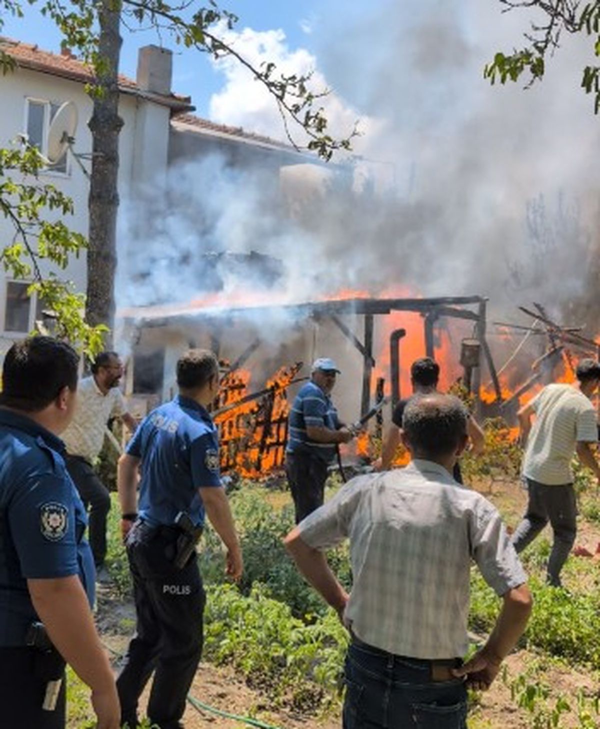 Amasya'da Depo Yangını Kameriyeye Sıçradı