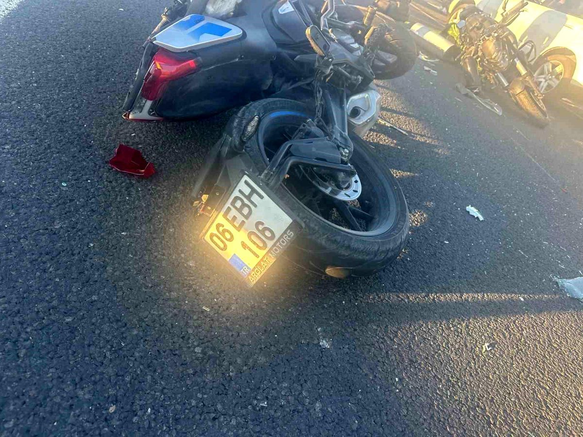 Ankara-Eskişehir yolunda iki motosiklet aynı istikametteki otomobile çarptı: 2 yaralı
