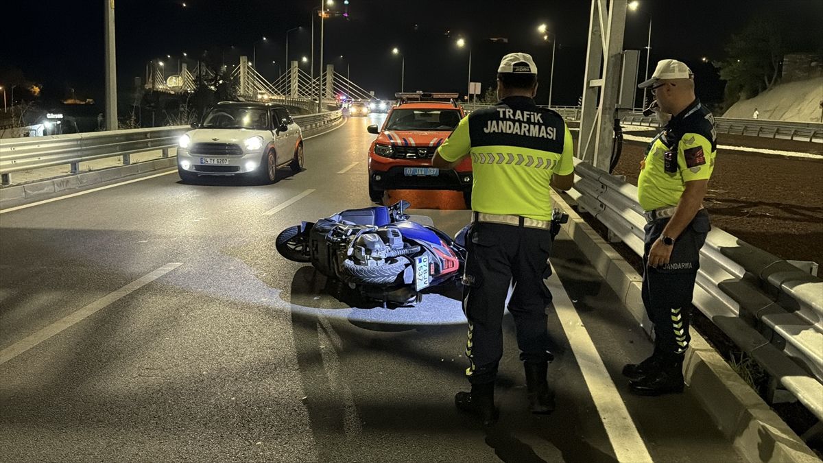 Antalya'da devrilen motosikletin sürücüsü öldü