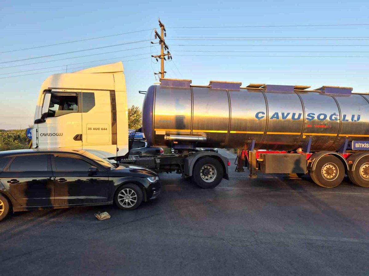 Ayvalık'ta meydana gelen trafik kazasında yaralananların ambulansla hastaneye götürülmesi.
