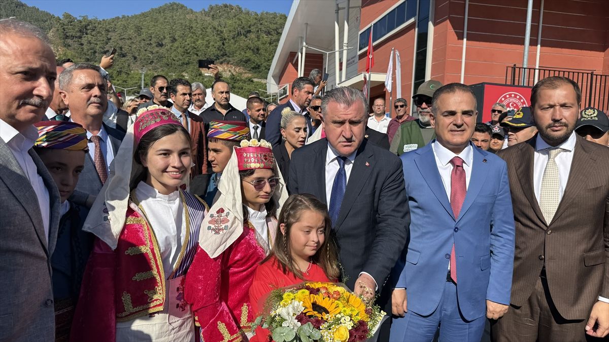 Gençlik ve Spor Bakanı Osman Aşkın Bak konuşma yaparken