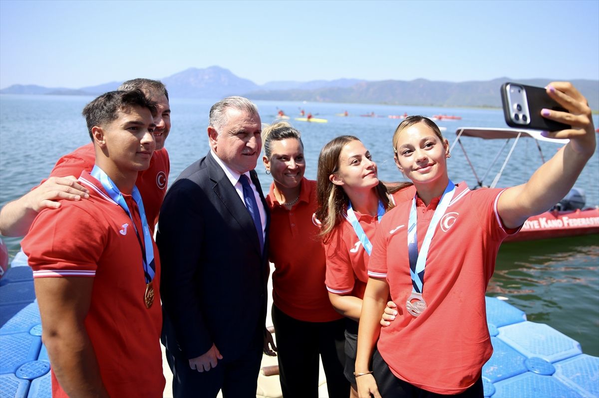 Bakan Bak, Muğla'da Kano Milli Takımı sporcularıyla bir araya geldi Açıklaması