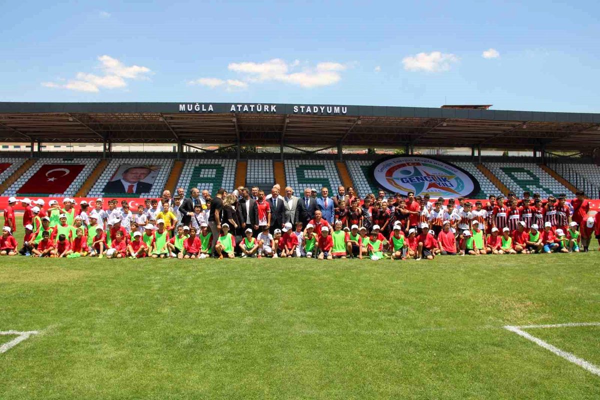 Gençlik ve Spor Bakanı Osman Aşkın Bak, Muğla'daki spor yatırımlarını inceliyor.