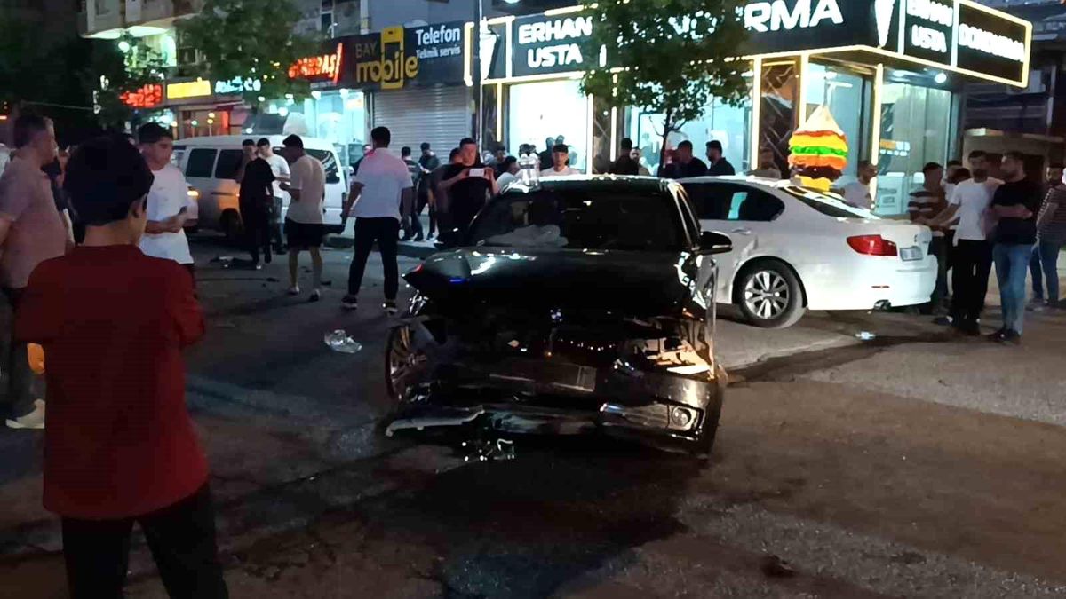 Batman'da iki otomobilin karıştığı trafik kazası sonrası olay yeri.