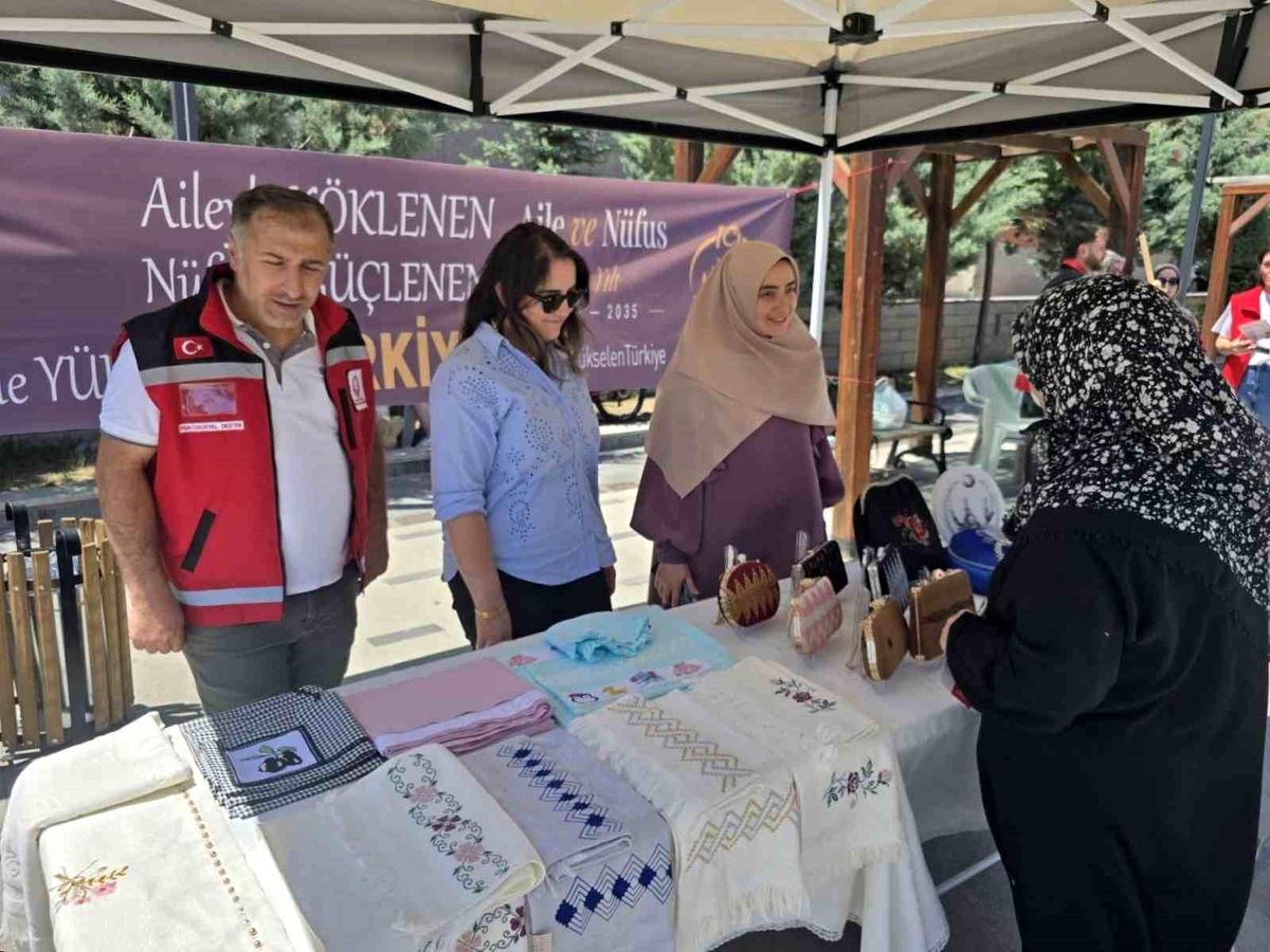 Bayburt'ta şehit ve gazi ailelerinin el emeği ürünlerinin sergilendiği bir alan