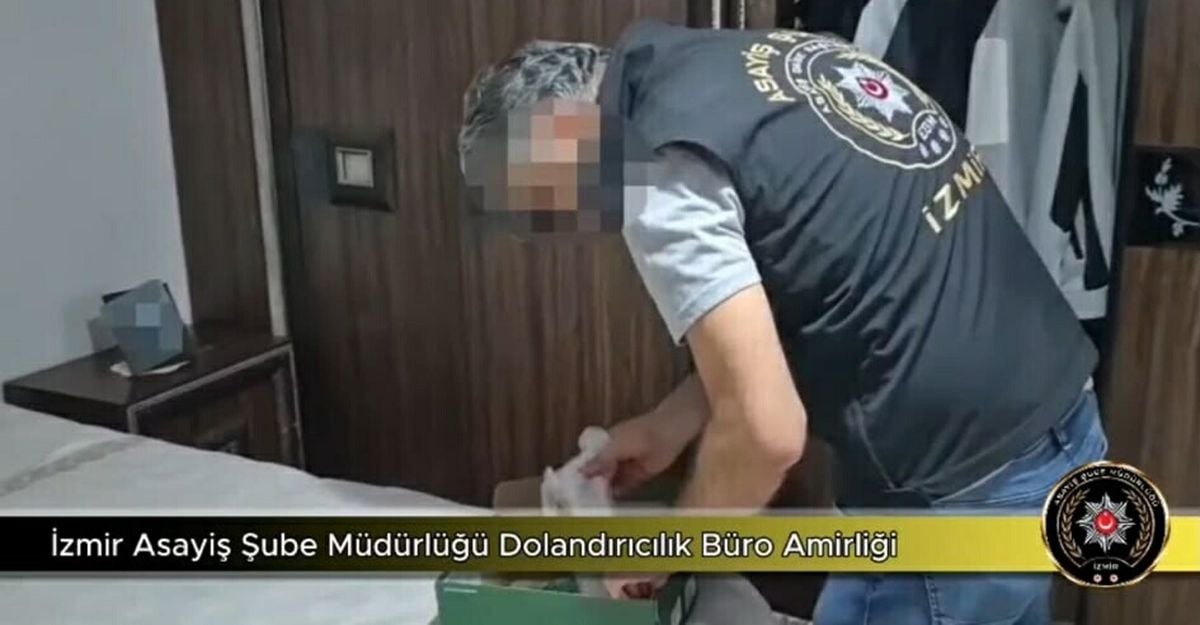 İzmir'de beyaz eşya servisi dolandırıcılığı yapan şebekeye yönelik operasyonda polisler.