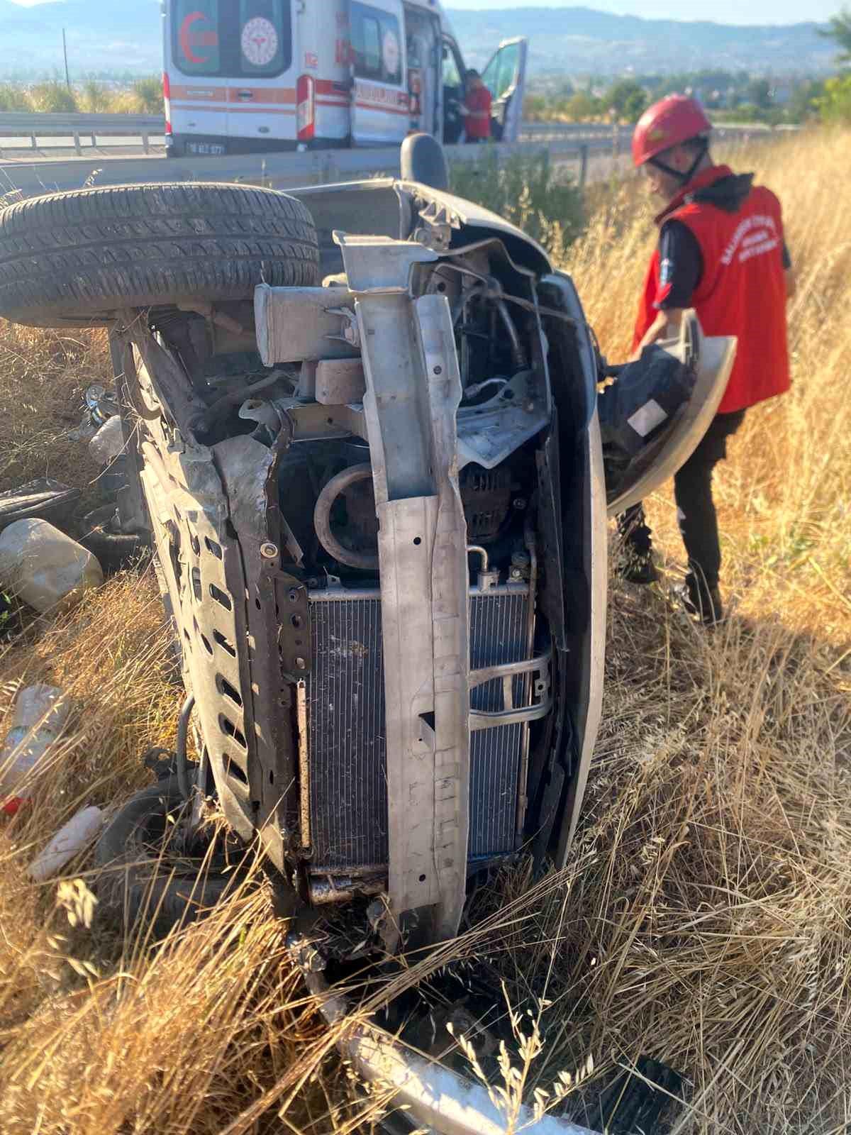 Bigadiç'te araç şarampole uçtu; 2 yaralı