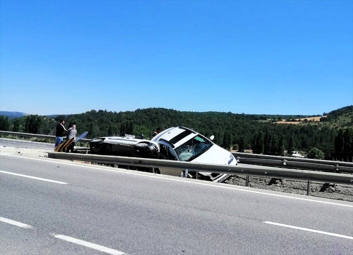 Bilecik'te otomobil ile hafif ticari aracın çarpıştığı kazada 4 kişi yaralandı