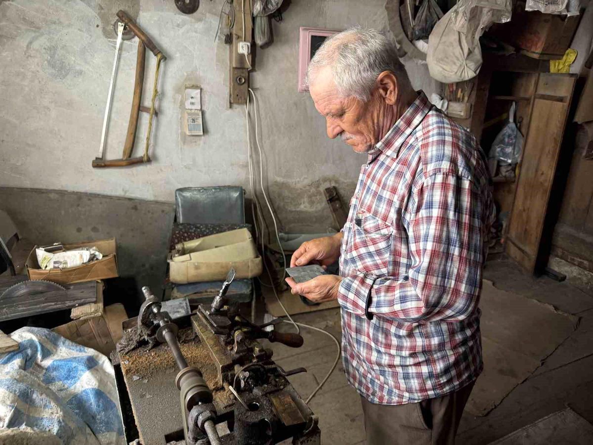 Bolu'da 50 yıldır manda boynuzundan tarak yapıyor
