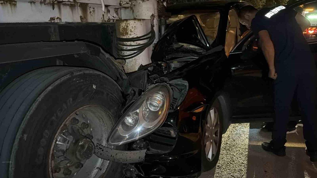 Bolu'da park halindeki tıra çarpan SUV otomobilin ön kısmının hasar gördüğü kaza yeri.