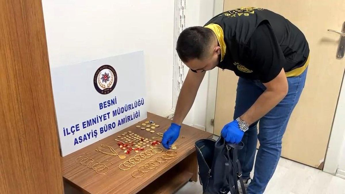 Adıyaman'da bulunan altın dolu çanta polis tarafından sahibine teslim ediliyor.