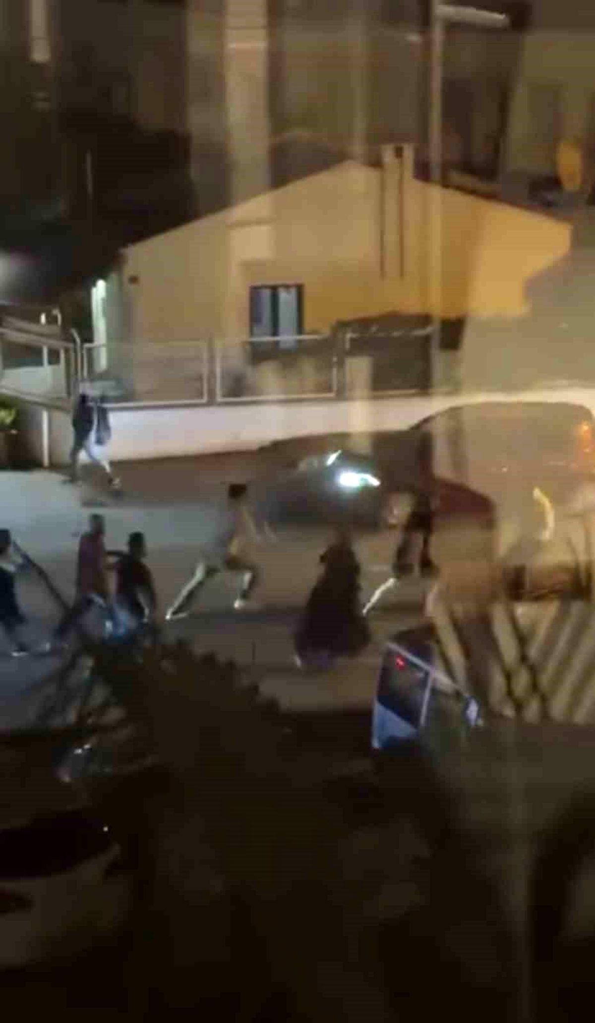 Bursa Mudanya'da iki aile arasında cadde ortasında çıkan kavga.