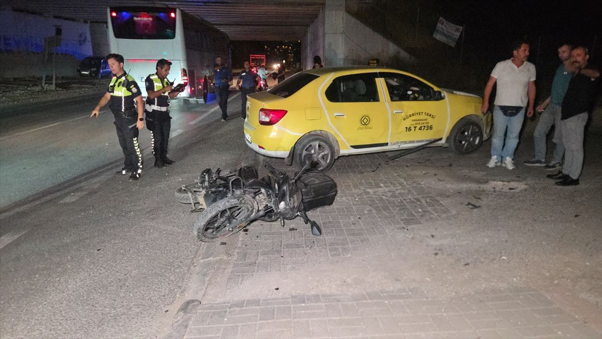 Bursa'daki ticari taksiyle çarpışan motosikletin sürücüsü yaralandı