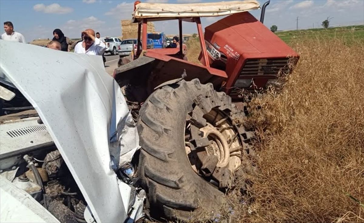 Çankırı'da park halindeki traktöre çarpan otomobildeki 3 kişi öldü, 1 kişi yaralandı