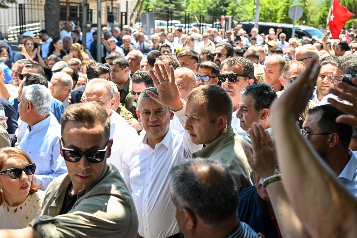 CHP Grup Başkanı Özgür Özel, Adana Pozantı'da halka hitap ederken