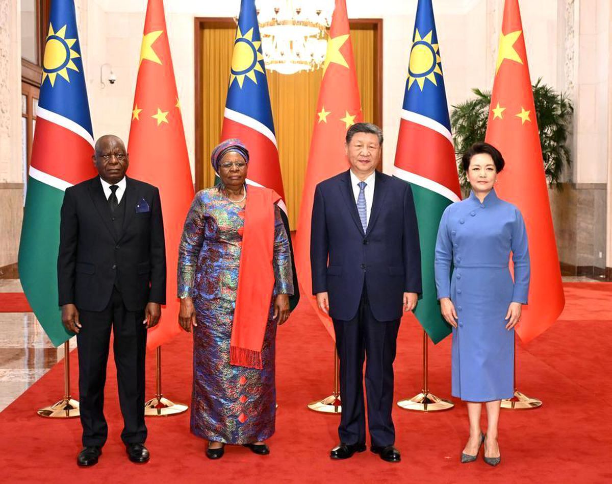 Çin ve Namibya liderleri Xi Jinping ve Netumbo Nandi-Ndaitwah'ın Beijing'de el sıkışırken çekilmiş fotoğrafı.