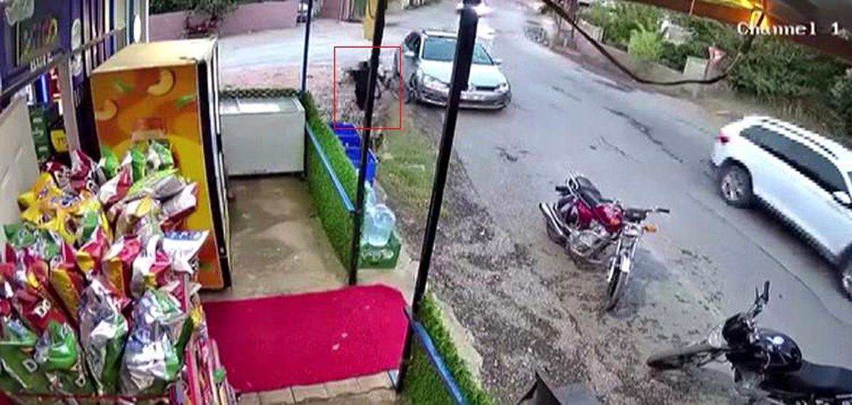 Hatay'ın Kırıkhan ilçesinde boş arazideki 3 metrelik kuyuya düşen çocuğun güvenlik kamerası görüntüleri.