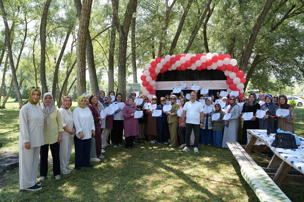 Çubuk'ta Kadın El İşleri Atölyesi'nde eğitim alan kursiyerlerin katılım belgelerini aldığı törenden bir görüntü.