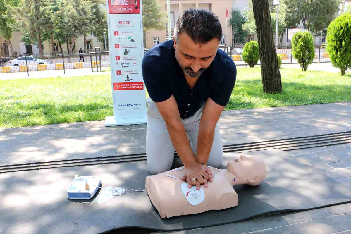 Diyarbakır'da acil durumlar için yerleştirilmiş bir Otomatik Eksternal Defibrilatör (OED) cihazı.