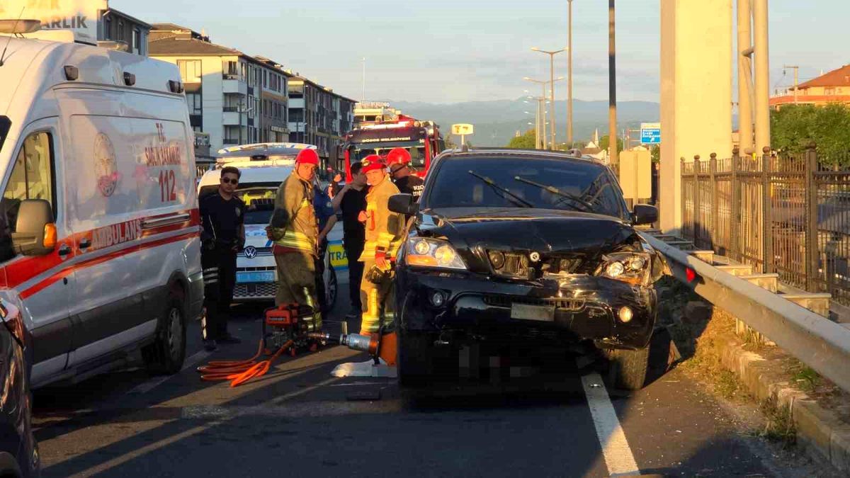 Düzce D-100 karayolunda meydana gelen zincirleme trafik kazası sonrası olay yeri.