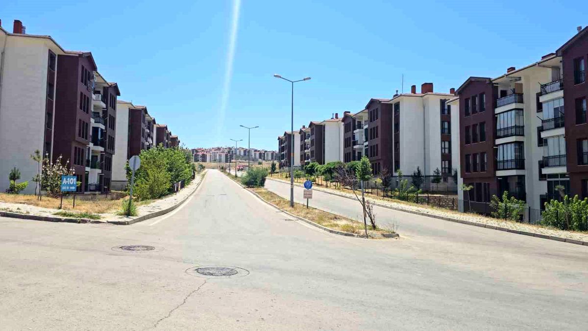 Elazığ'da aşırı sıcaklar nedeniyle boş kalan bir cadde.
