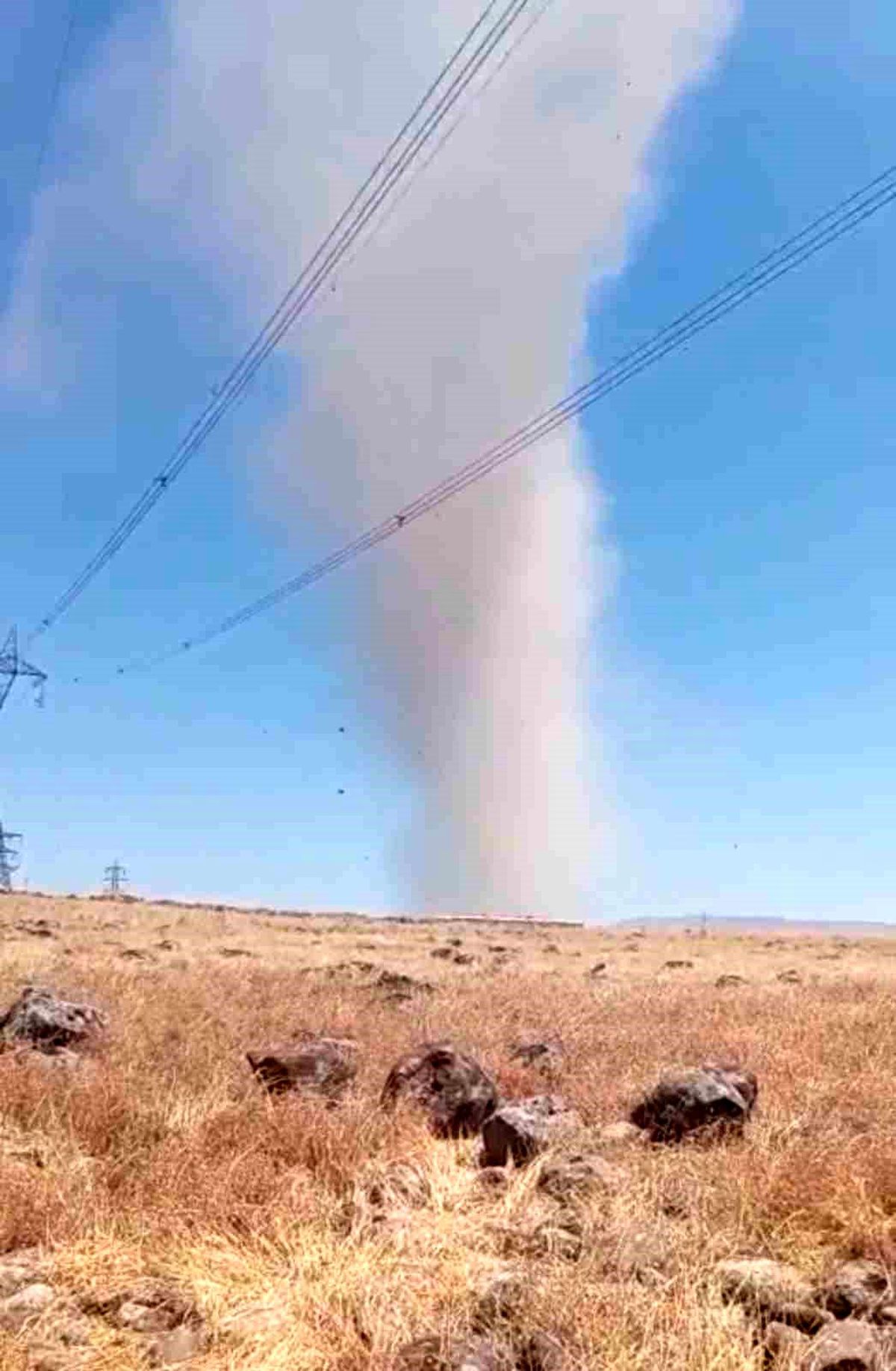 Elazığ Karakoçan'da oluşan hortumun cep telefonu görüntüsü