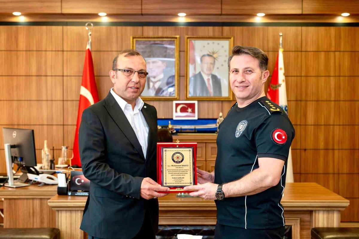 Emekliye ayrılan polis memuruna veda plaketi