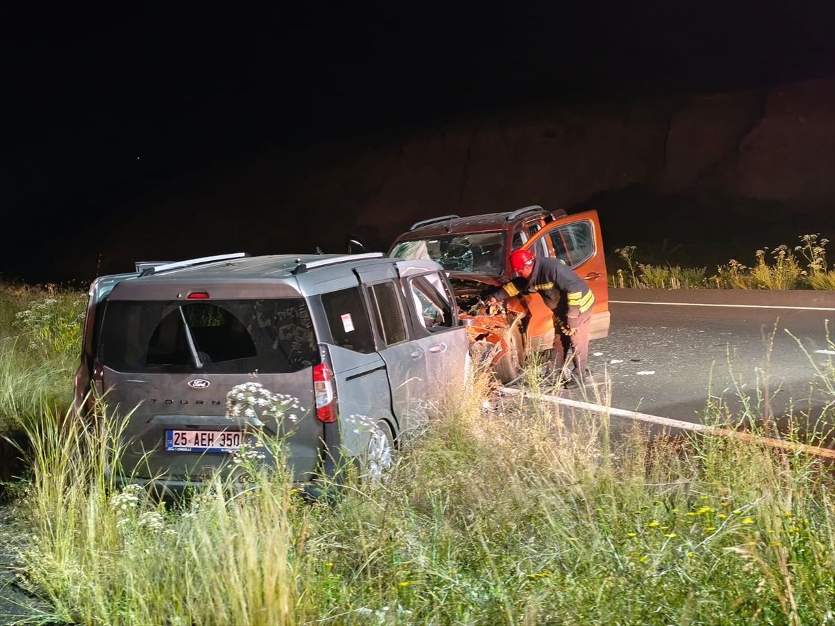 Erzurum'da iki otomobilin çarpıştığı kazada 4 kişi yaralandı