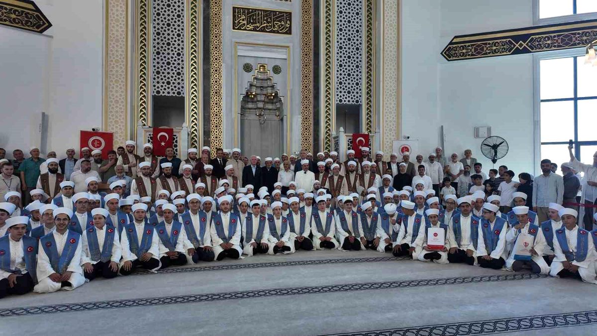 Esenler'de 114 hafız adayının icazet töreni, İstanbul Valisi Davut Gül'ün katılımıyla gerçekleşti.
