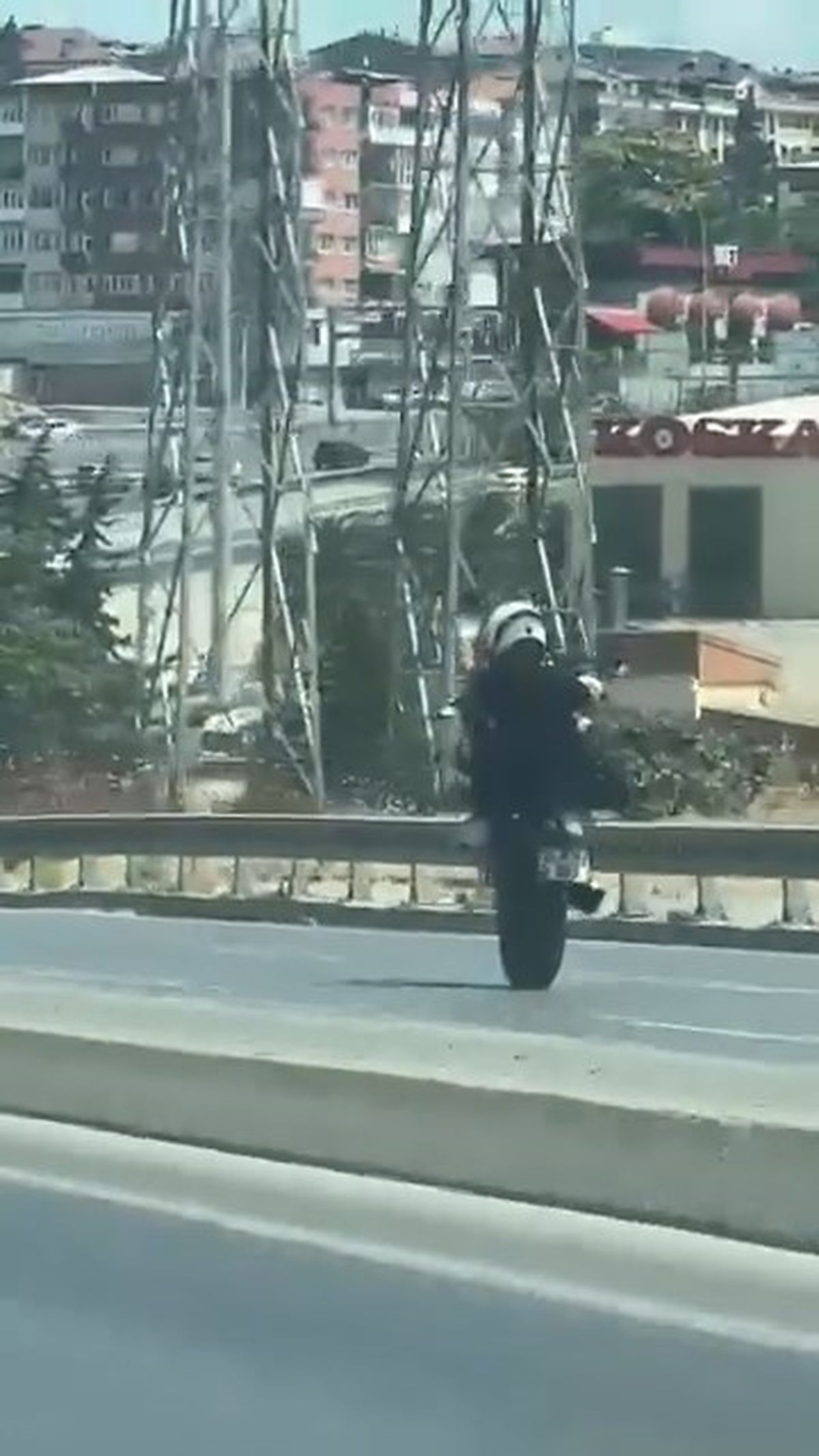 Esenyurt'ta Tehlikeli Motosiklet Sürüşü Kamerada