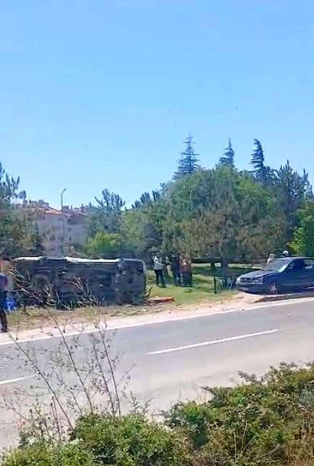 Eskişehir'de otomobil yol kenarına devrildi
