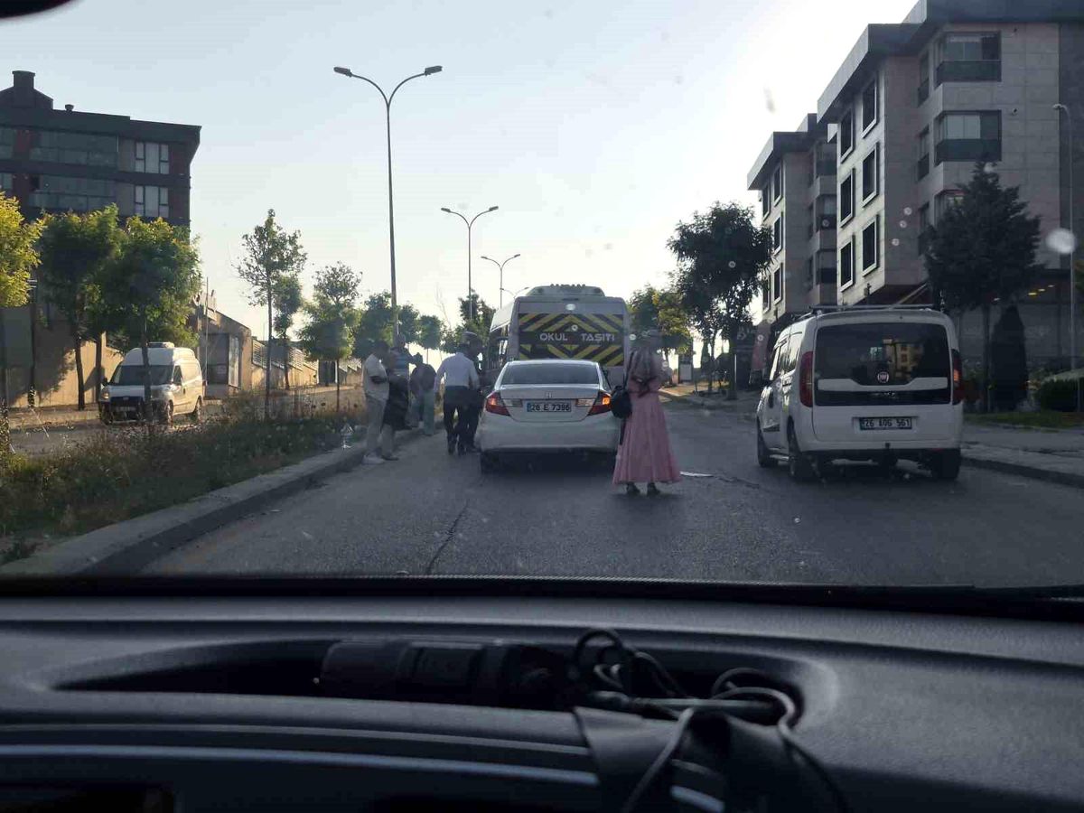 Eskişehir'de otomobilin servise çarptığı kazada maddi hasar oluştu