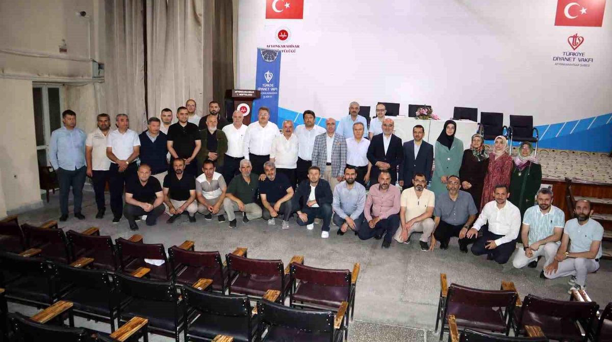 Afyonkarahisar'da düzenlenen Ezanı Güzel Okuma ve Etkili Hutbe Sunumu yarışmalarında dereceye girenler ödüllerini alırken.