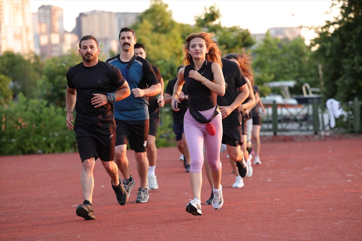 Farklı meslek gruplarından spor tutkunları günlük hayatın stresini koşarak atıyor