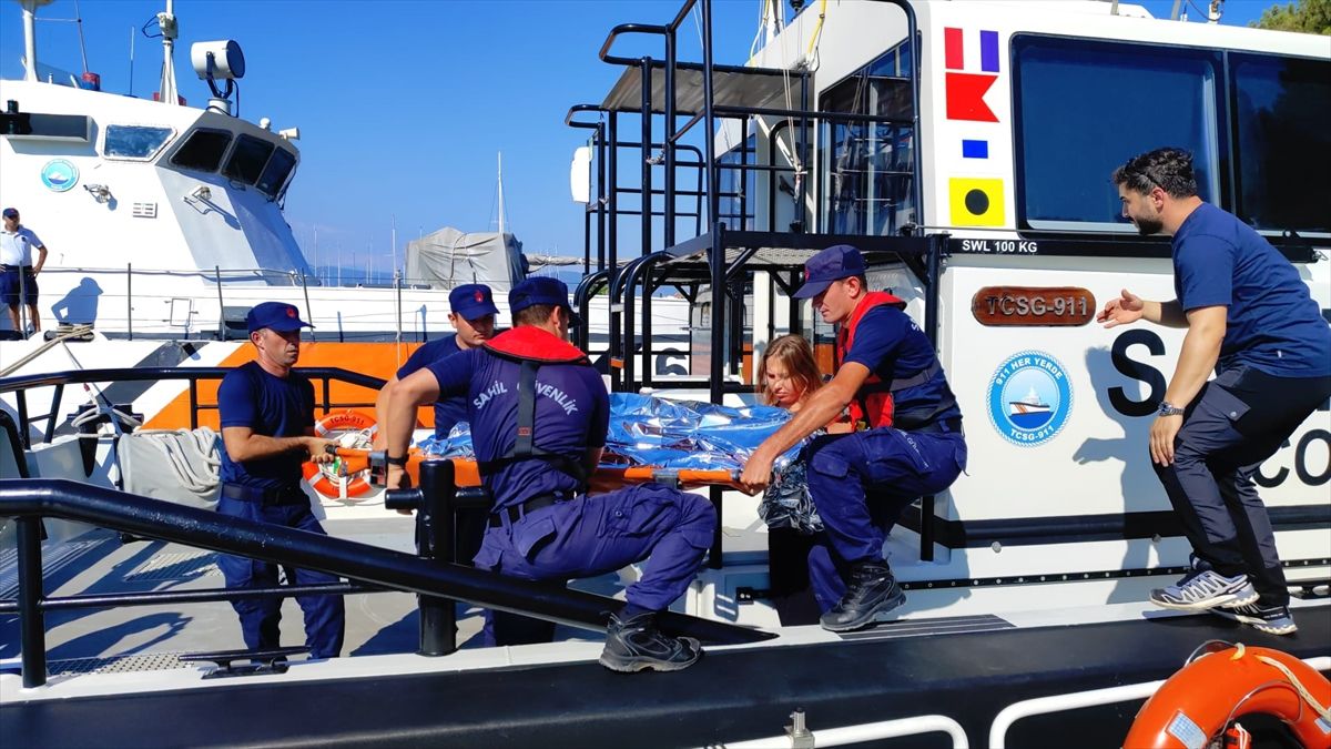 Fethiye açıklarında Sahil Güvenlik ekiplerinin bir kişiyi tahliye etmesi.
