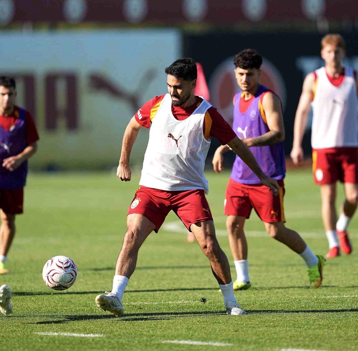 Galatasaray futbol takımı antrenman sahasında çalışıyor.