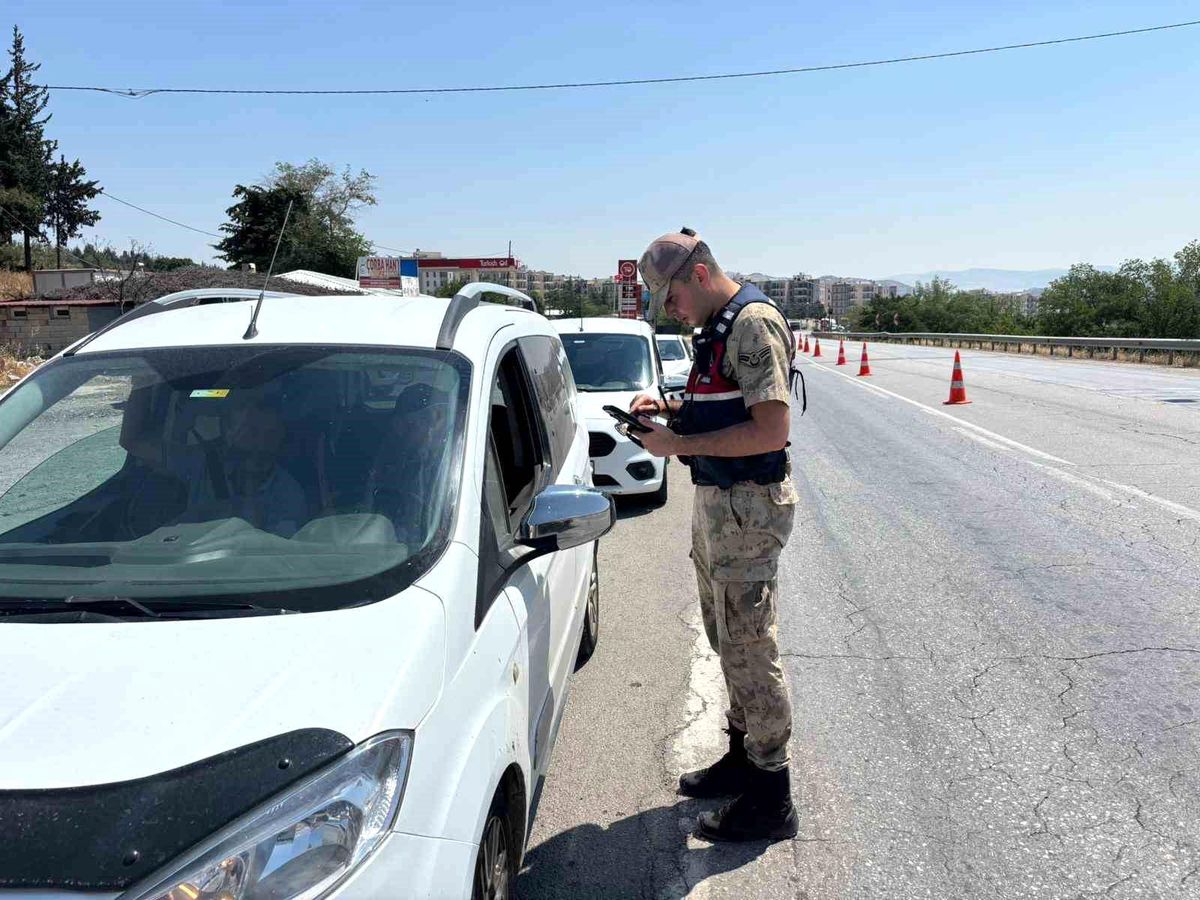 Gaziantep'te jandarma ekiplerinin asayiş uygulaması sırasında bir aracın kontrol edildiği an.