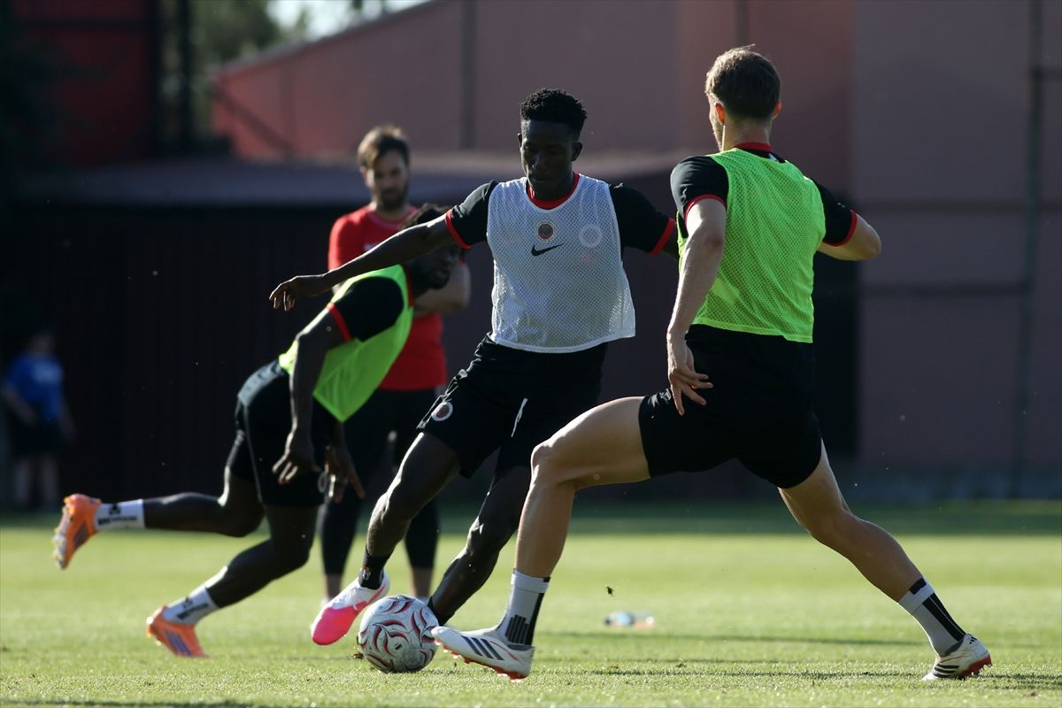 Gençlerbirliği futbolcuları antrenmanda