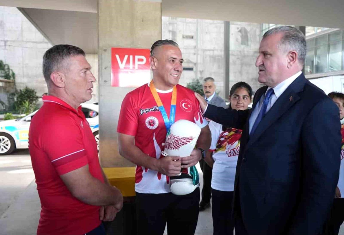 Gençlik ve Spor Bakanı Bak'ı Muğla'da milli sporcular karşıladı