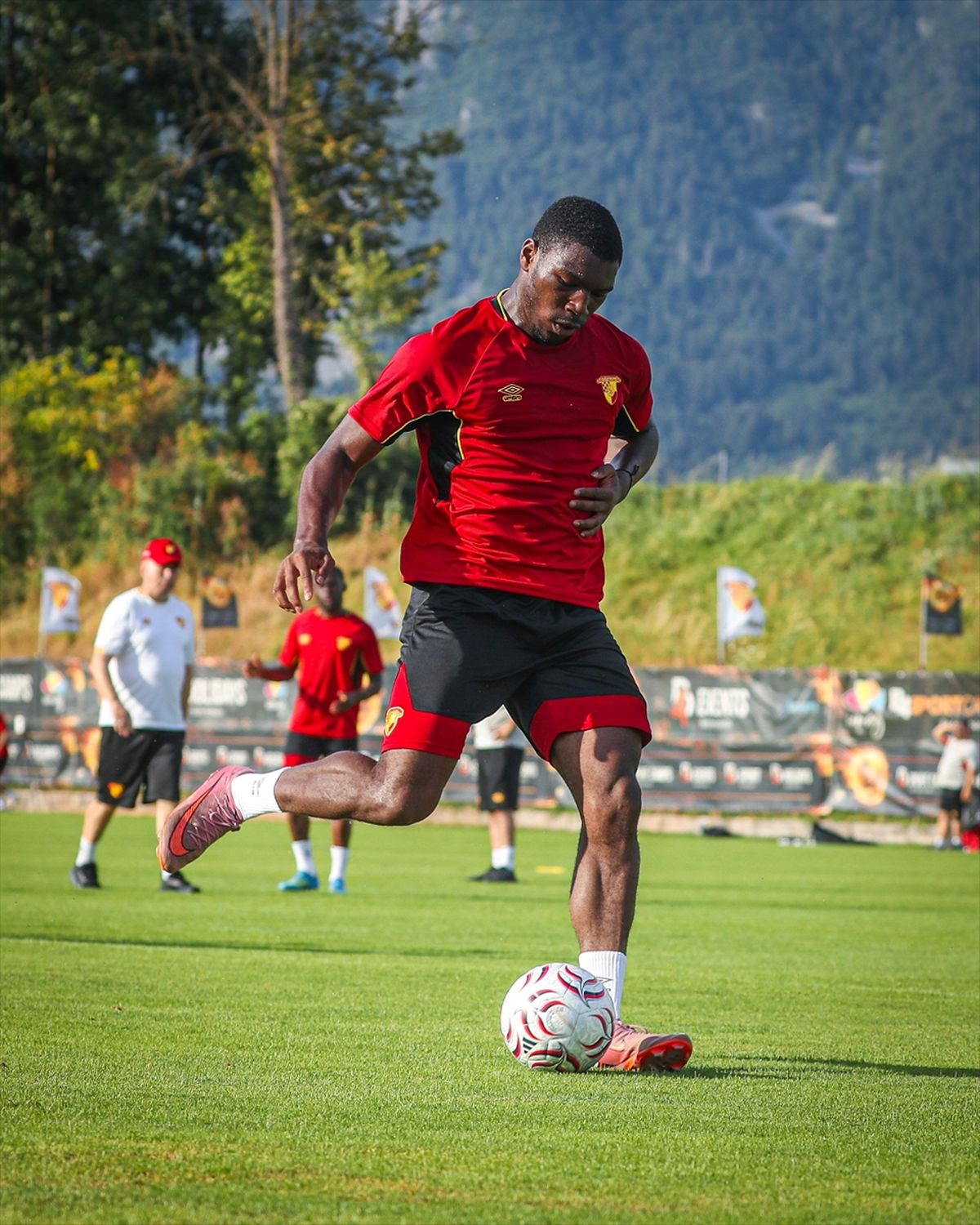 Göztepe futbol takımı Slovenya'da antrenman yapıyor.