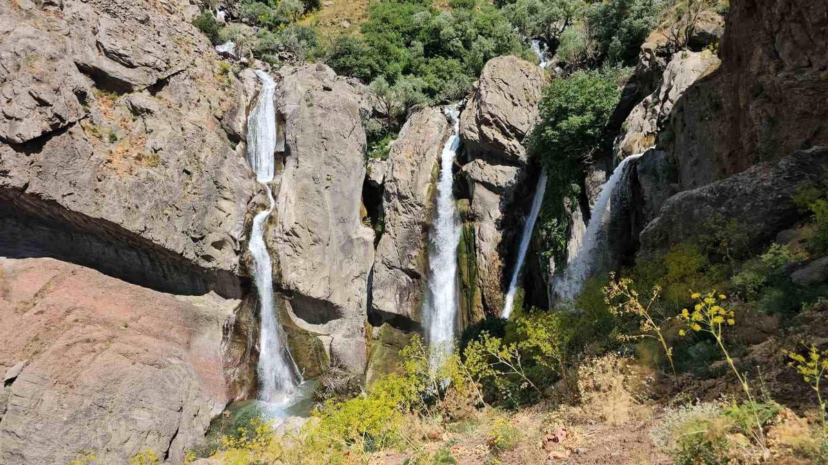 Hakkari'de Marînüs Şelalesi büyülüyor