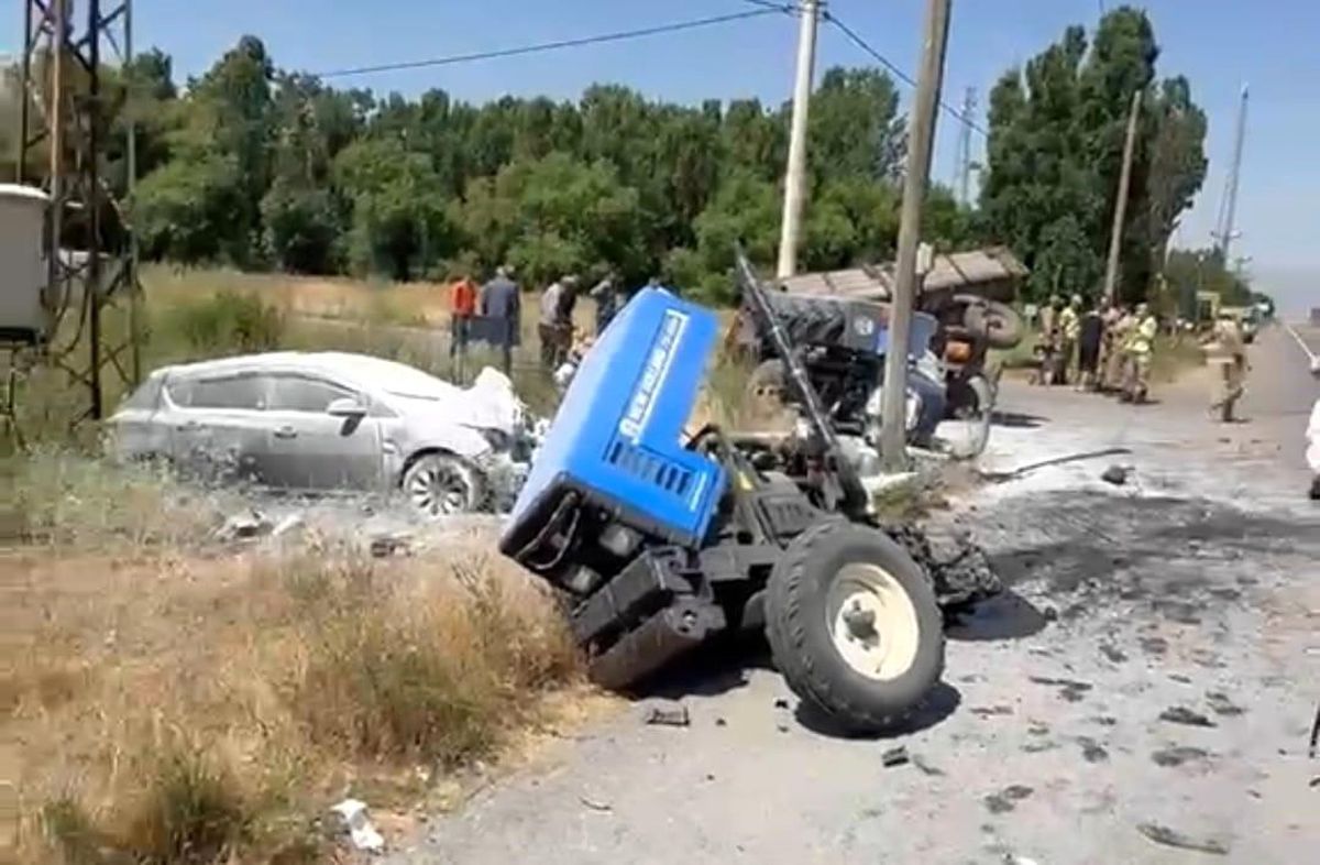 Hasköy'de traktör ile otomobil çarpıştı: 3 yaralı