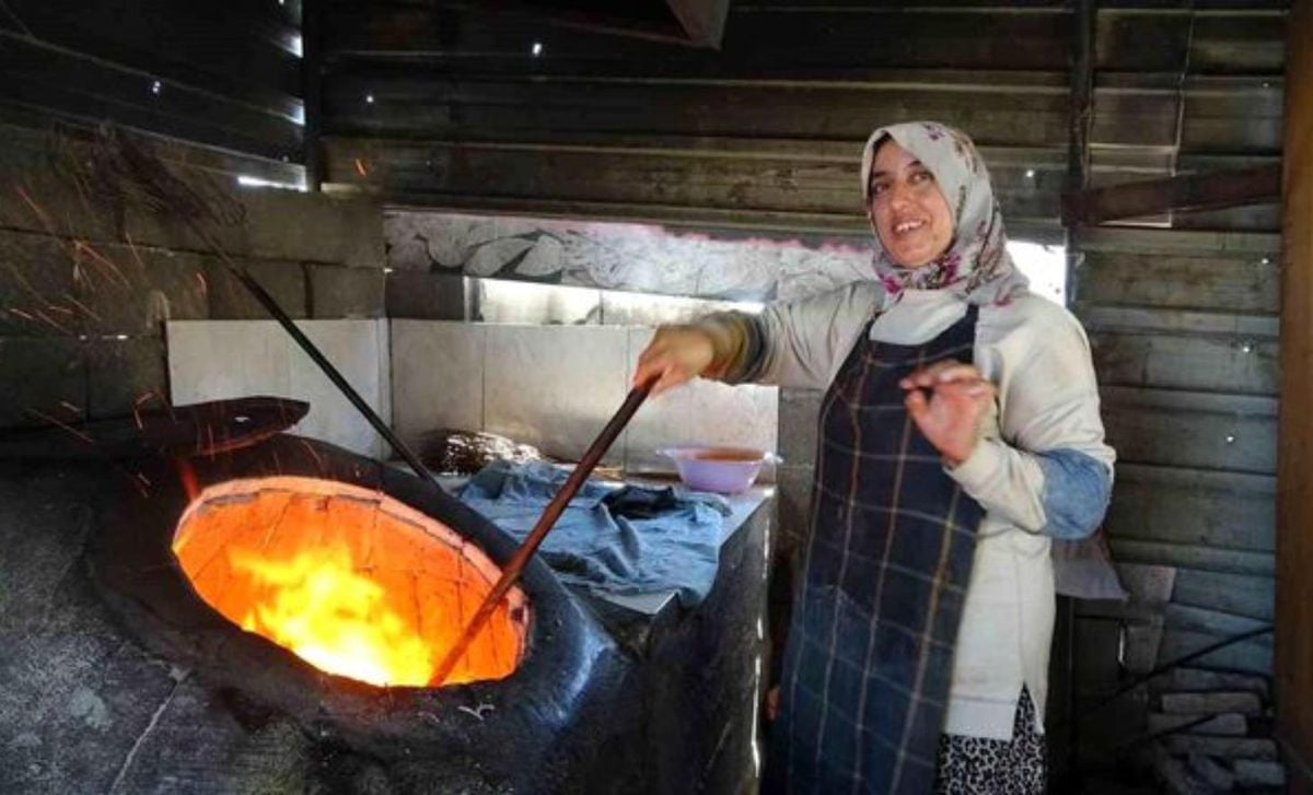 Kavurucu sıcakta ekmek paralarını böyle kazanıyorlar