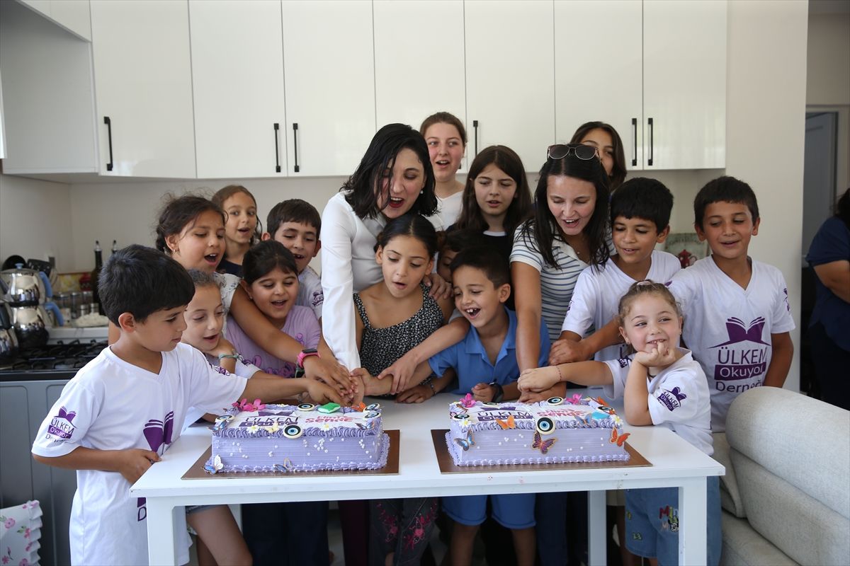 Hatay'da Ülkem Okuyor Derneğince yaptırılan ev, depremzede aileye verildi