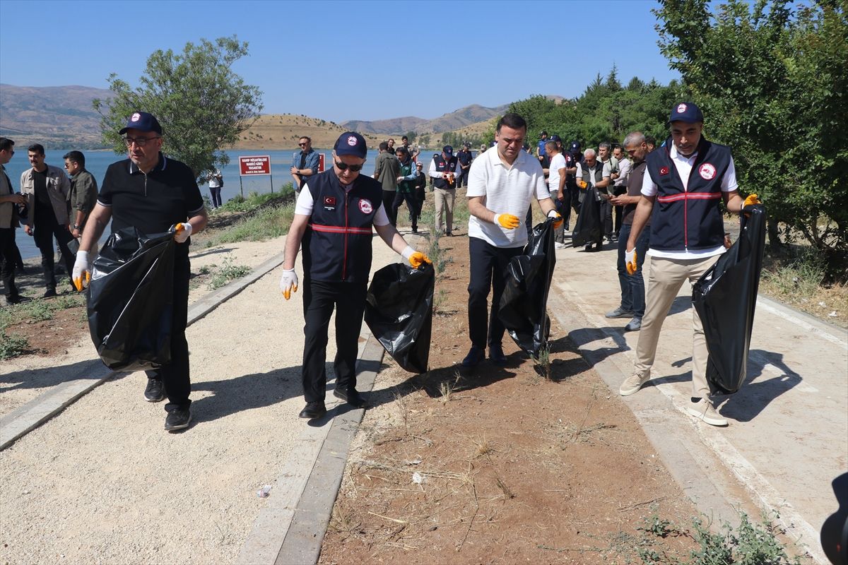 Hazar Gölü kıyısında çevre temizliği yapılıyor.