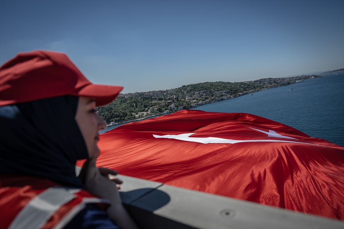 15 Temmuz'un 10. yılında köprülere dev Türk bayrağı