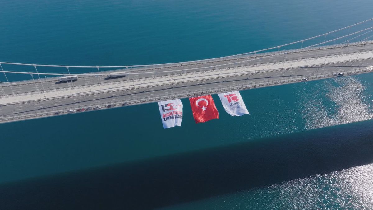 15 Temmuz Köprülerine Dev Türk Bayrakları Asıldı