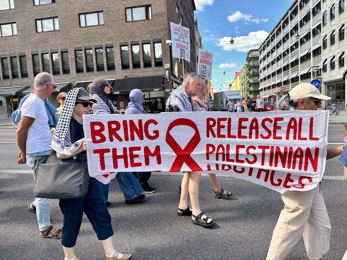 Stockholm'de İsrail'in Gazze saldırılarını protesto eden kalabalık