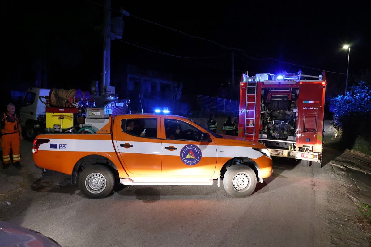İtalya'nın Sicilya Adası'nda orman yangınlarını söndürme çalışmaları sürüyor