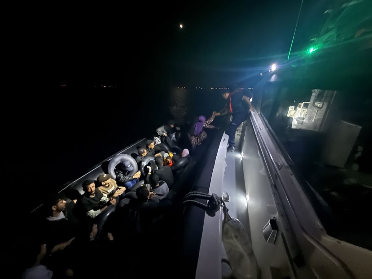 İzmir açıklarında düzensiz göçmenlere yönelik operasyon yapılıyor.